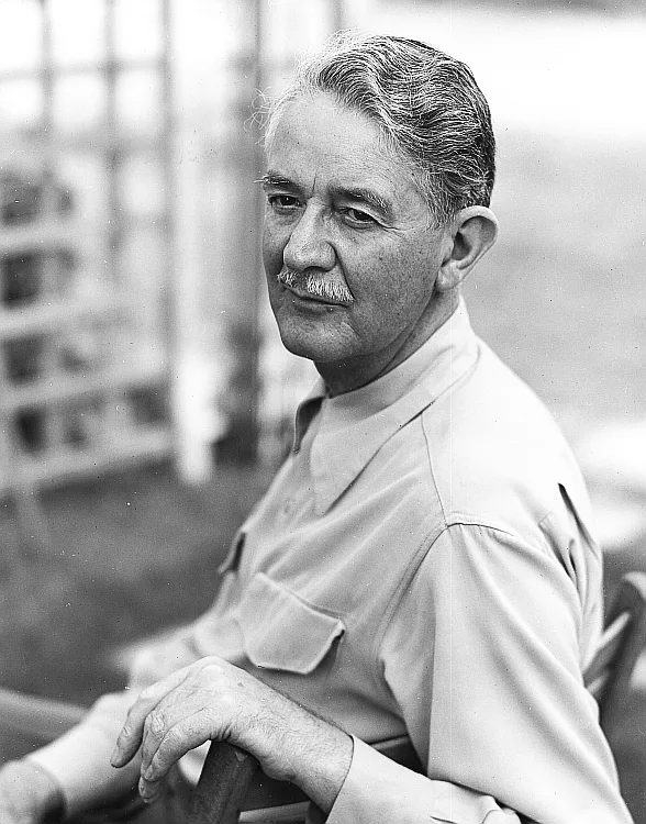 تصویر Leonard Carey