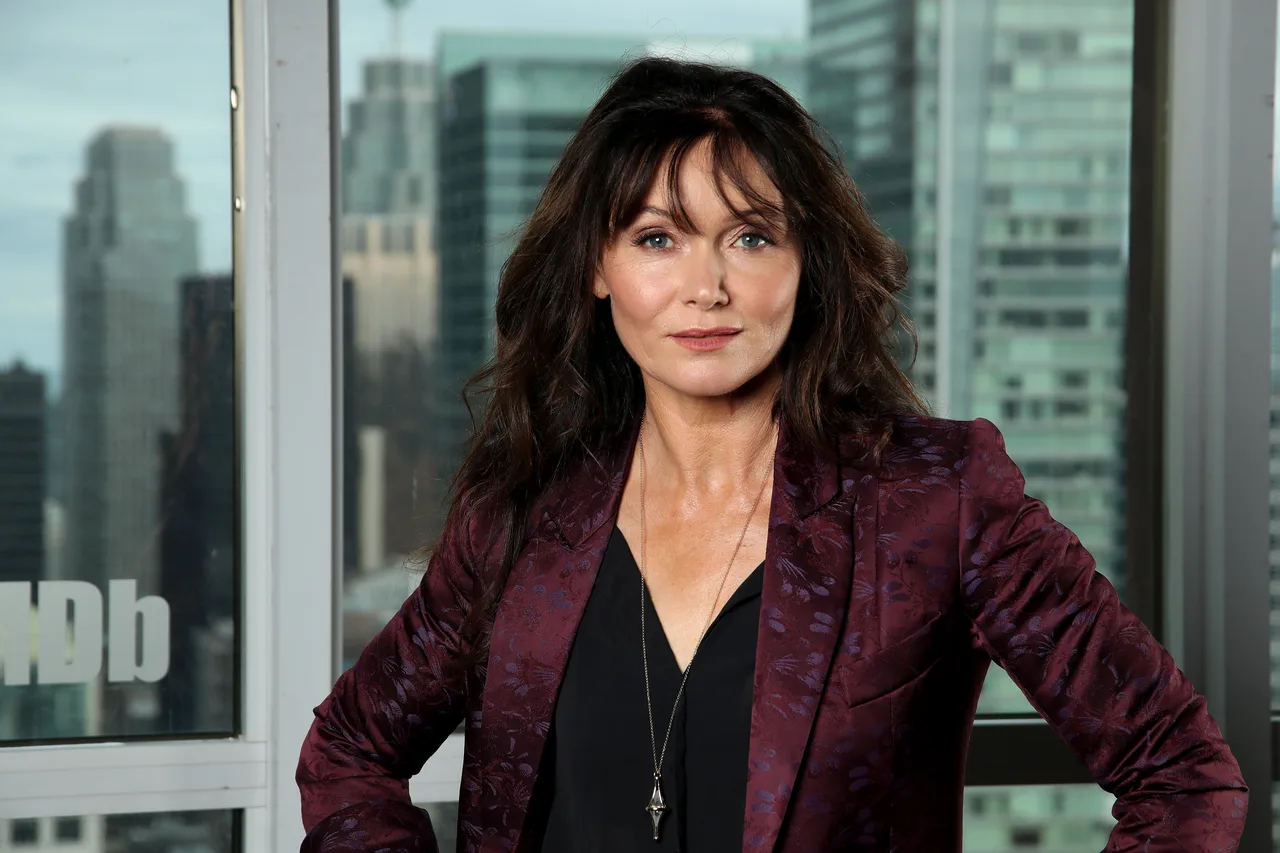 تصویر Essie Davis