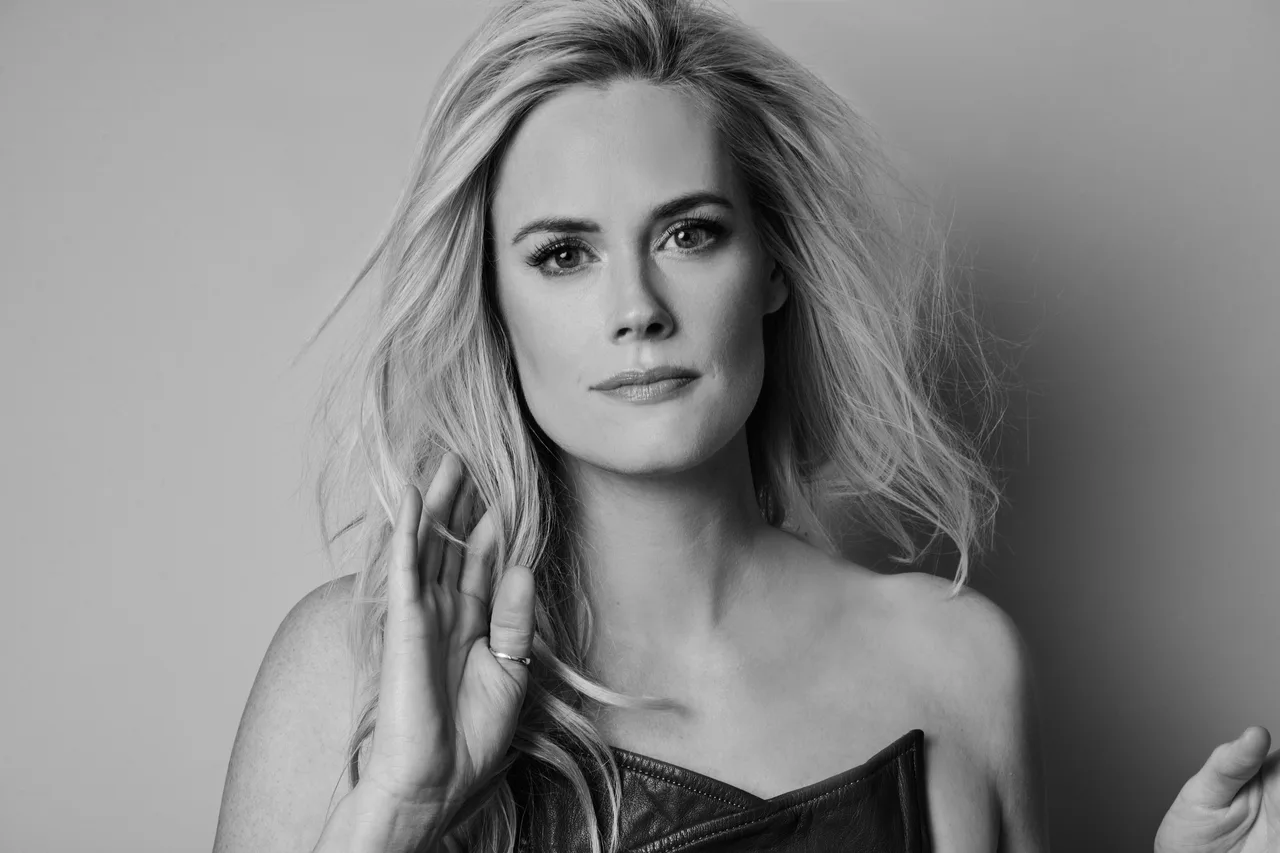تصویر Abigail Hawk