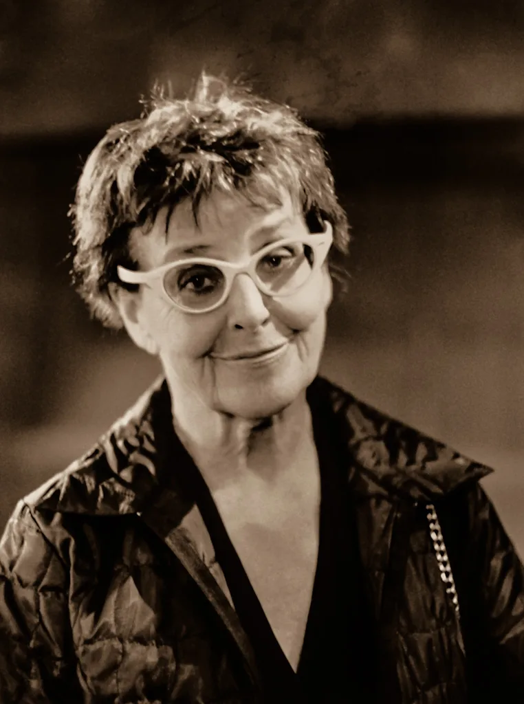 تصویر Yvonne Lombard