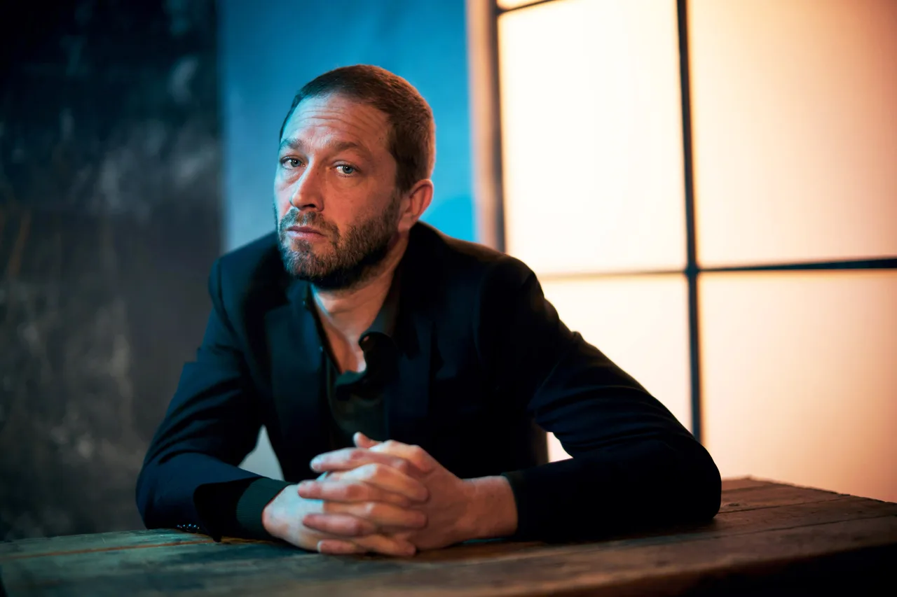 تصویر Ebon Moss-Bachrach
