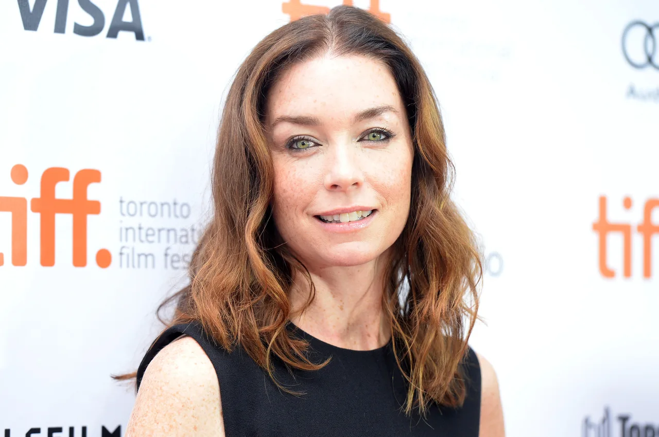 تصویر Julianne Nicholson