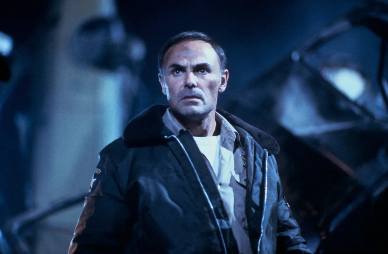تصویر John Saxon