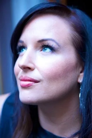 تصویر April Telek
