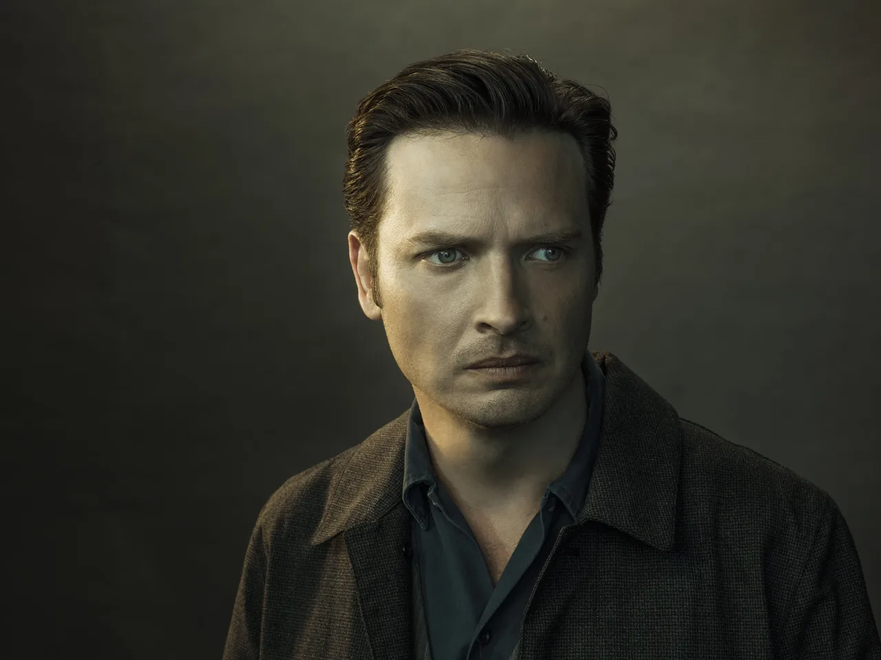 تصویر Aden Young