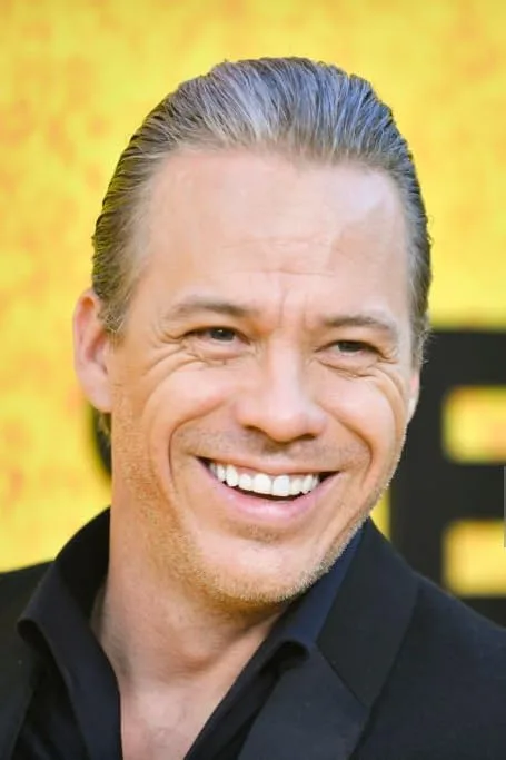 تصویر Michael Raymond-James
