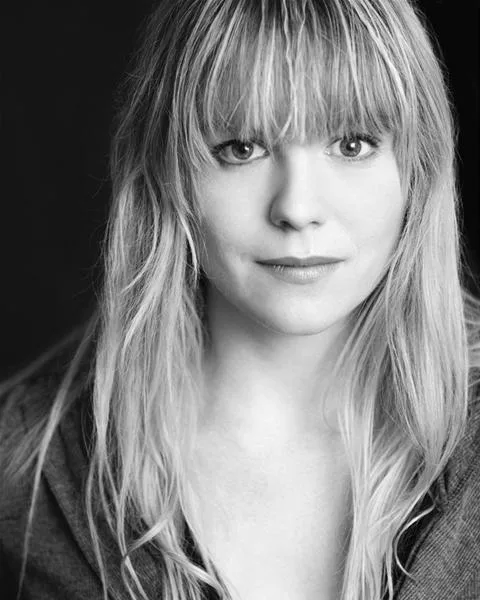 تصویر Olivia Llewellyn