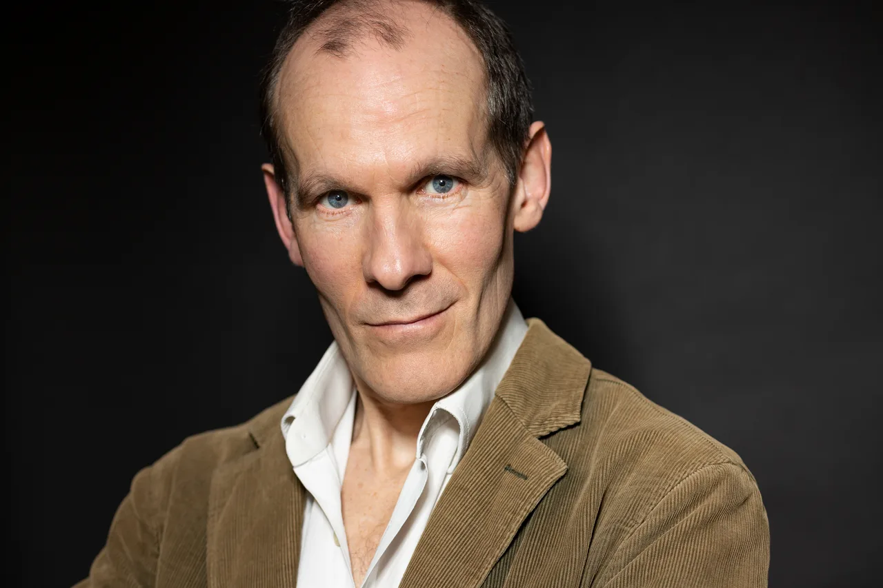 تصویر Simon Paisley Day