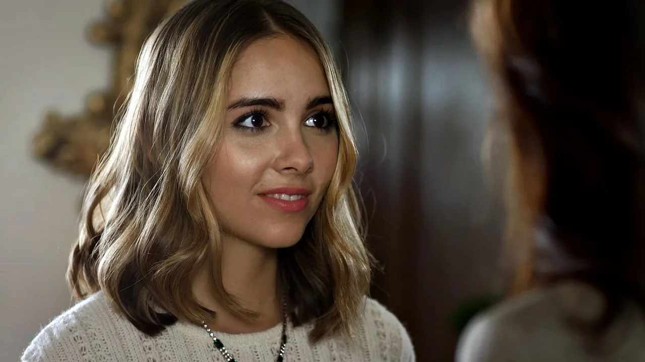 تصویر Haley Pullos
