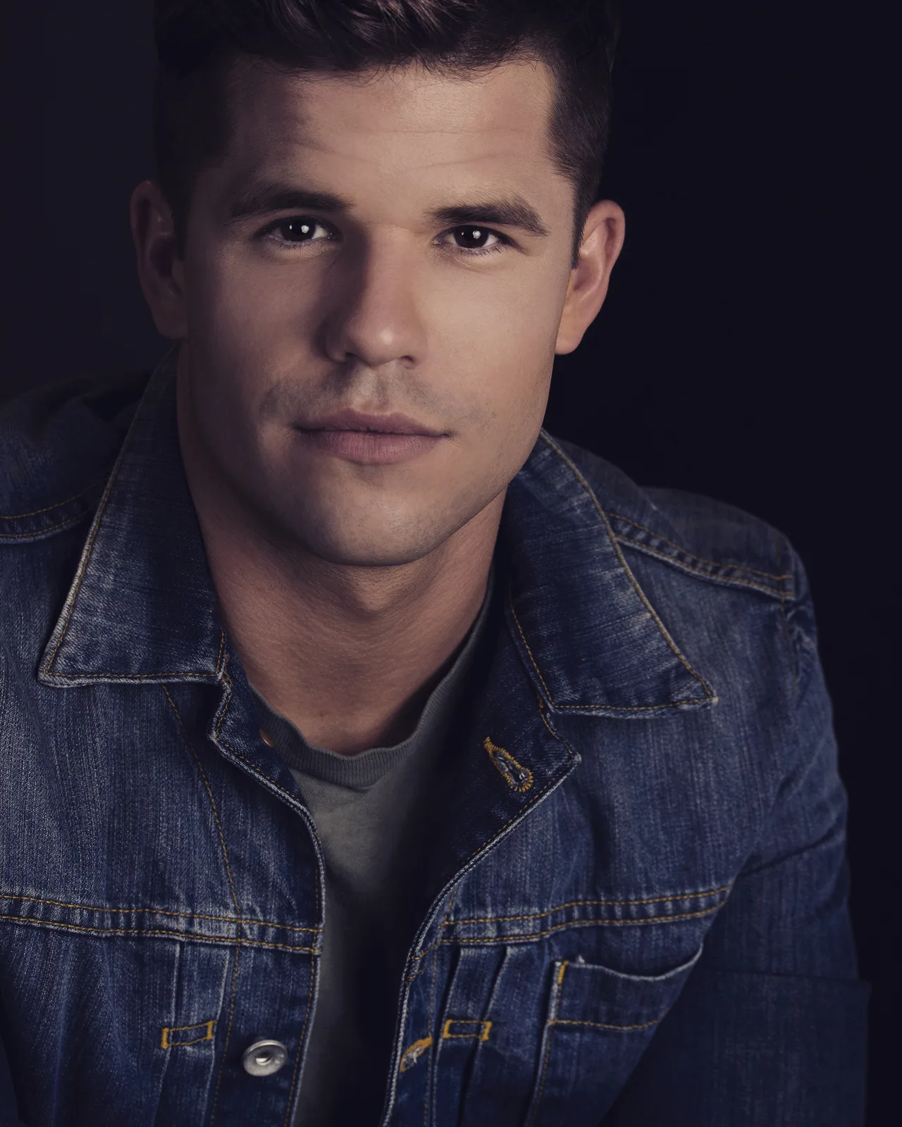 تصویر Charlie Carver
