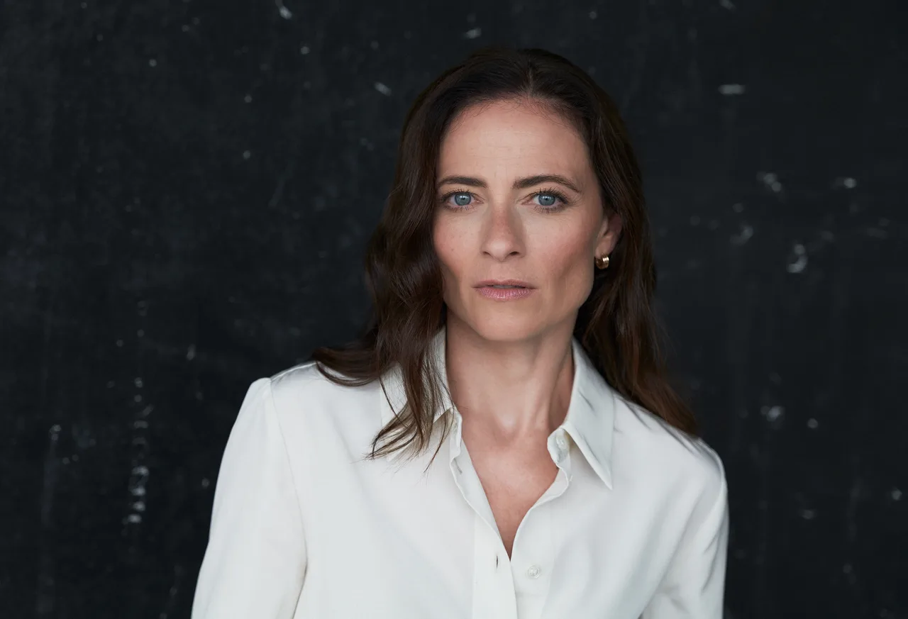 تصویر Lara Pulver
