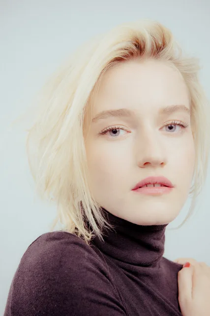 تصویر Julia Garner