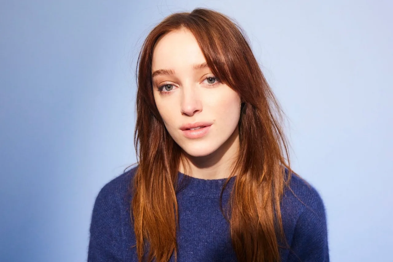 تصویر Phoebe Dynevor