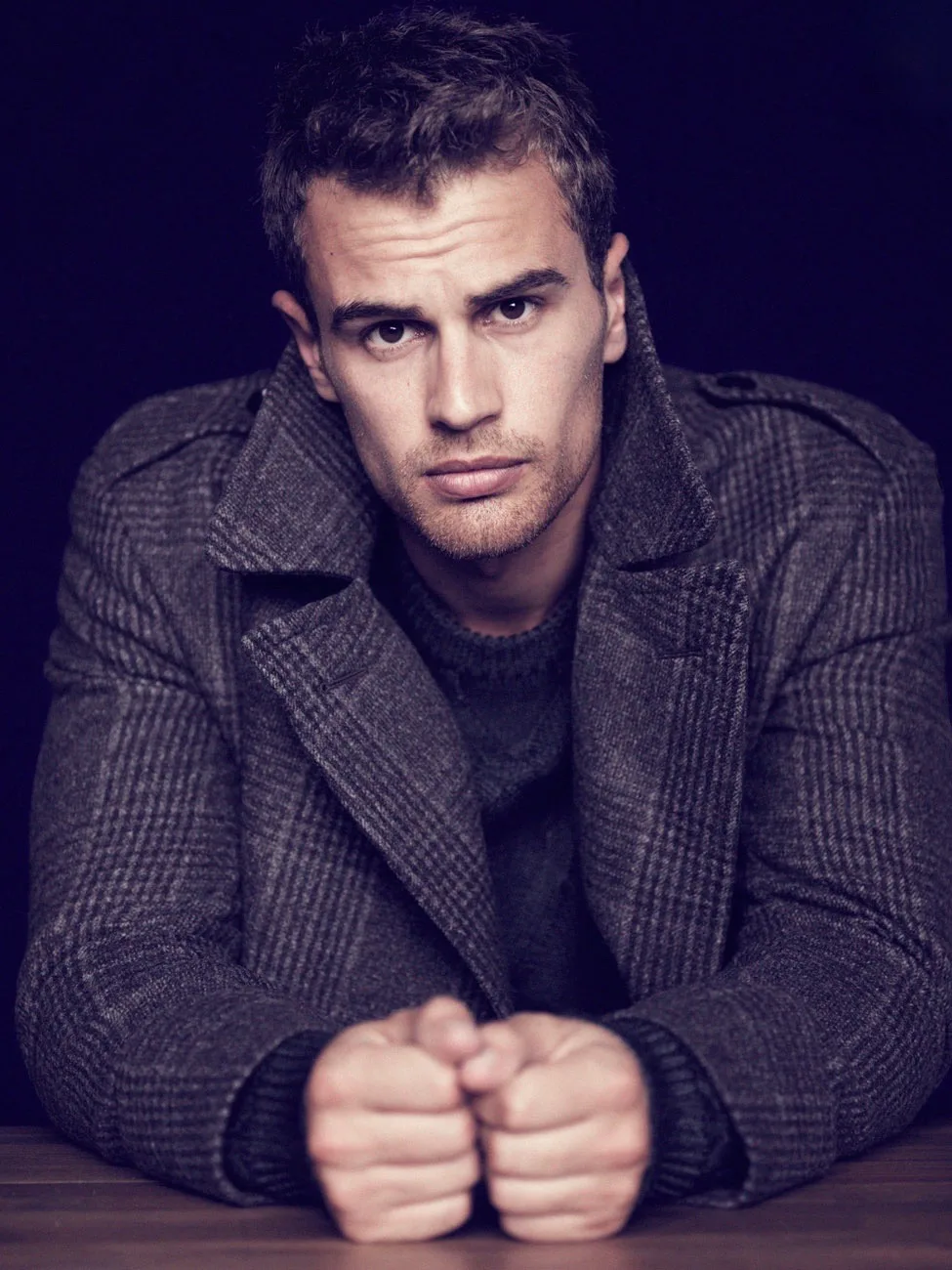 تصویر Theo James