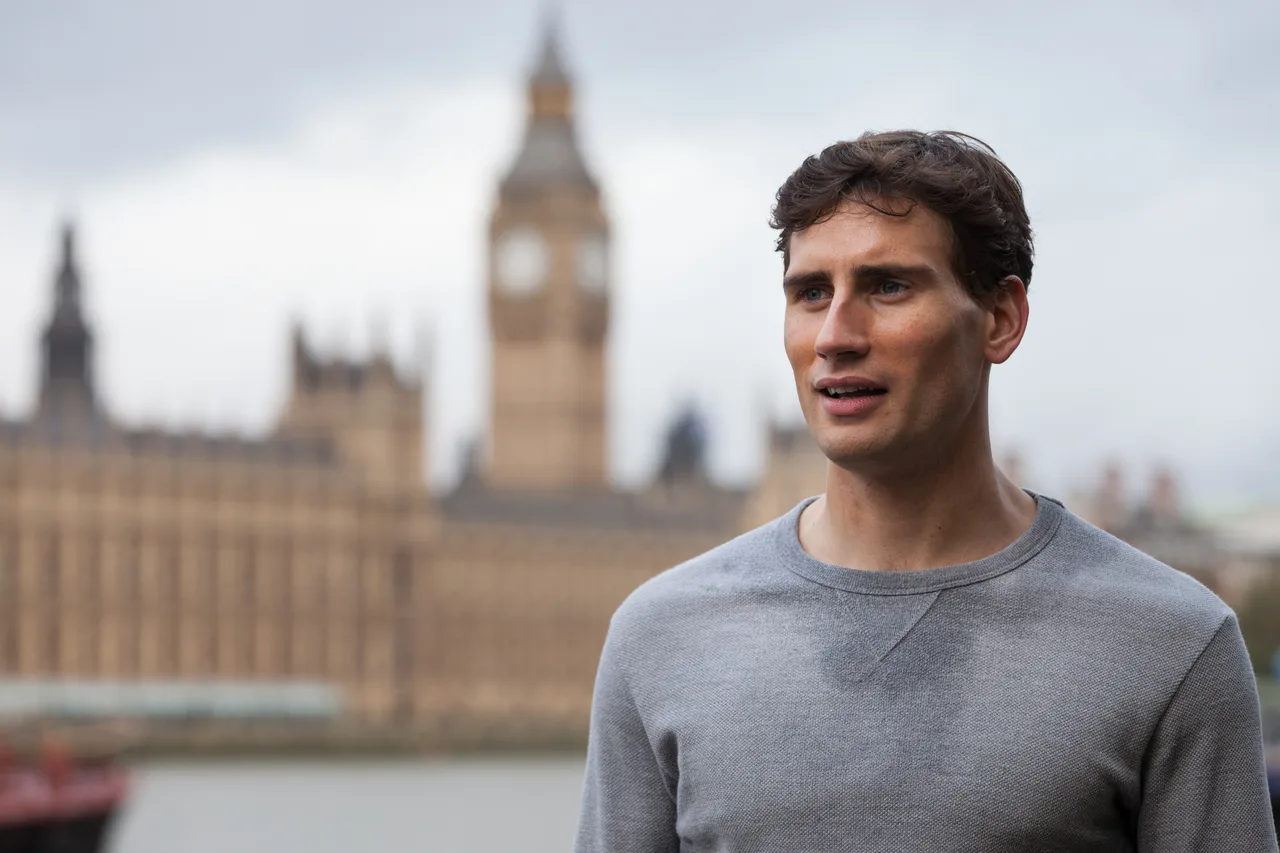 تصویر Edward Holcroft