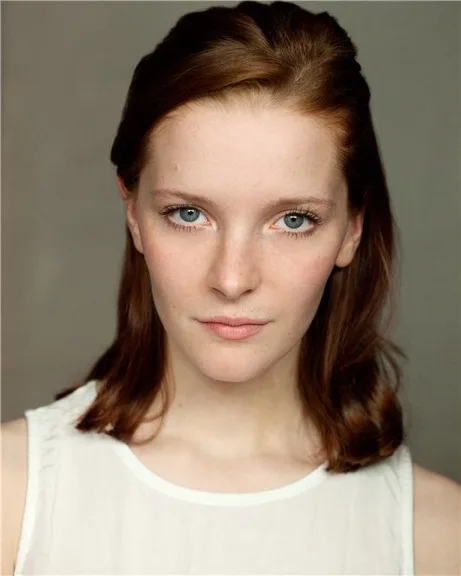 تصویر Morfydd Clark