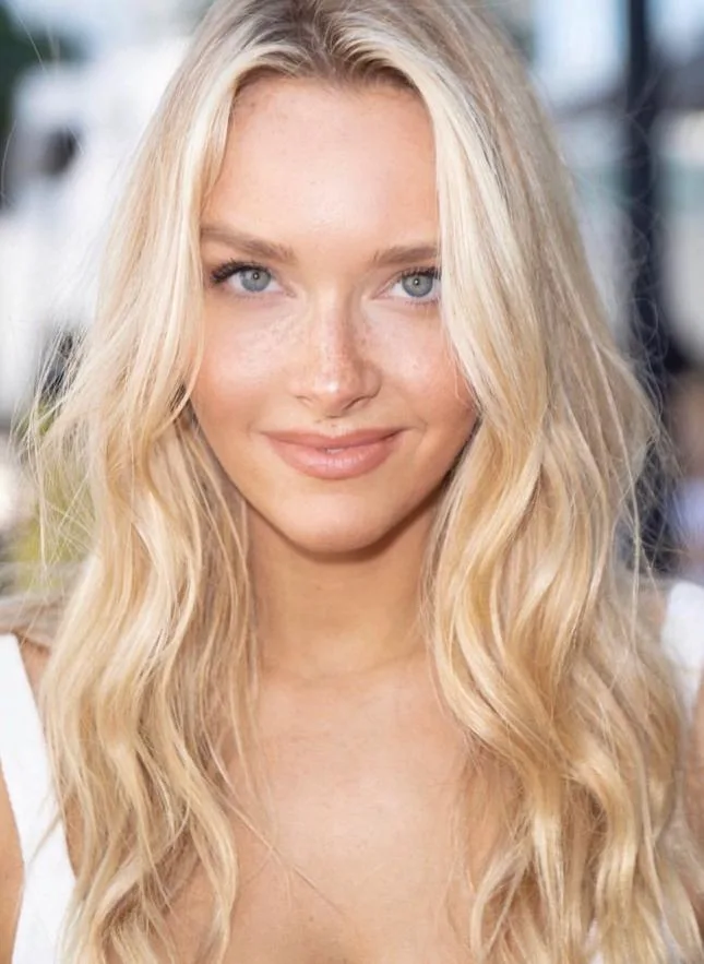 تصویر Camille Kostek