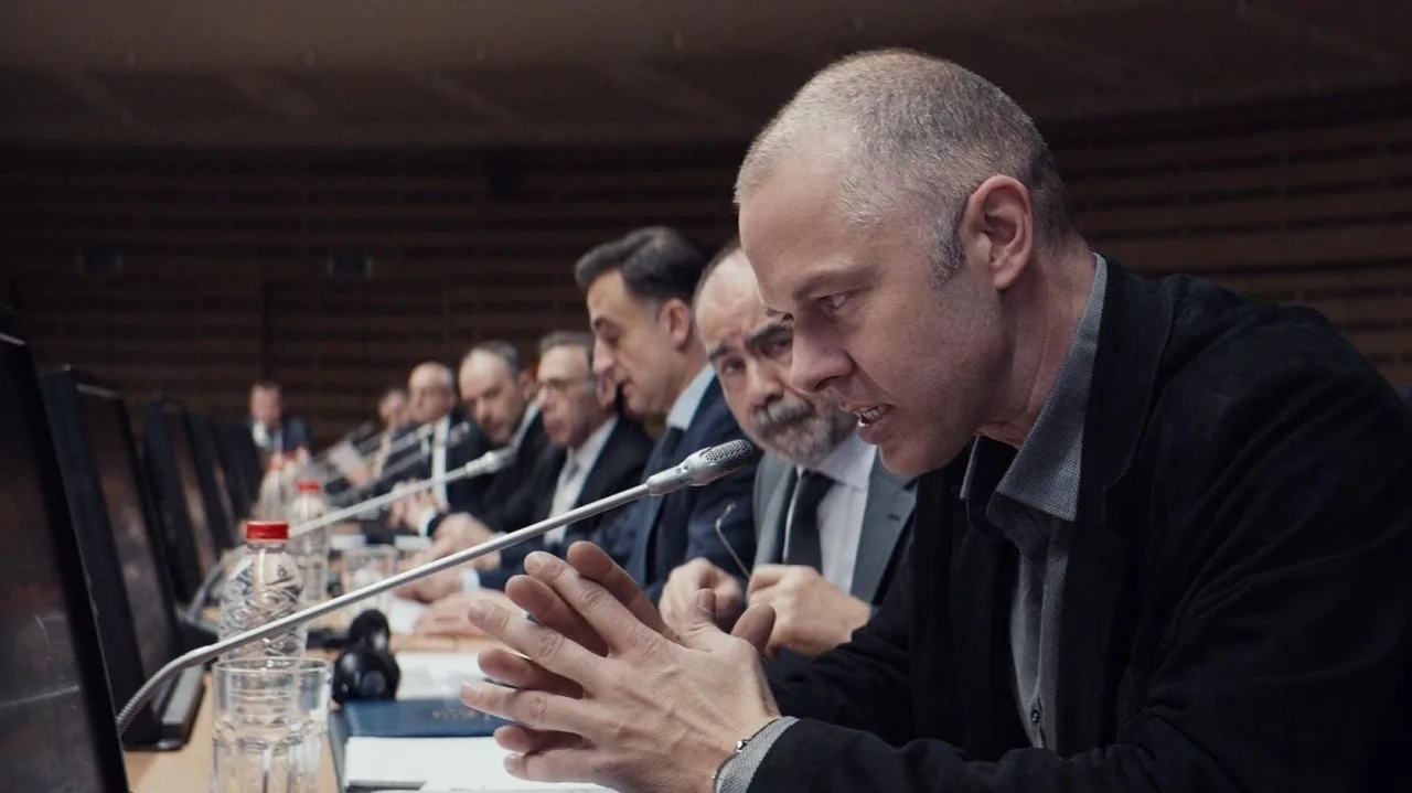 نمای پسزمینه Adults in the Room