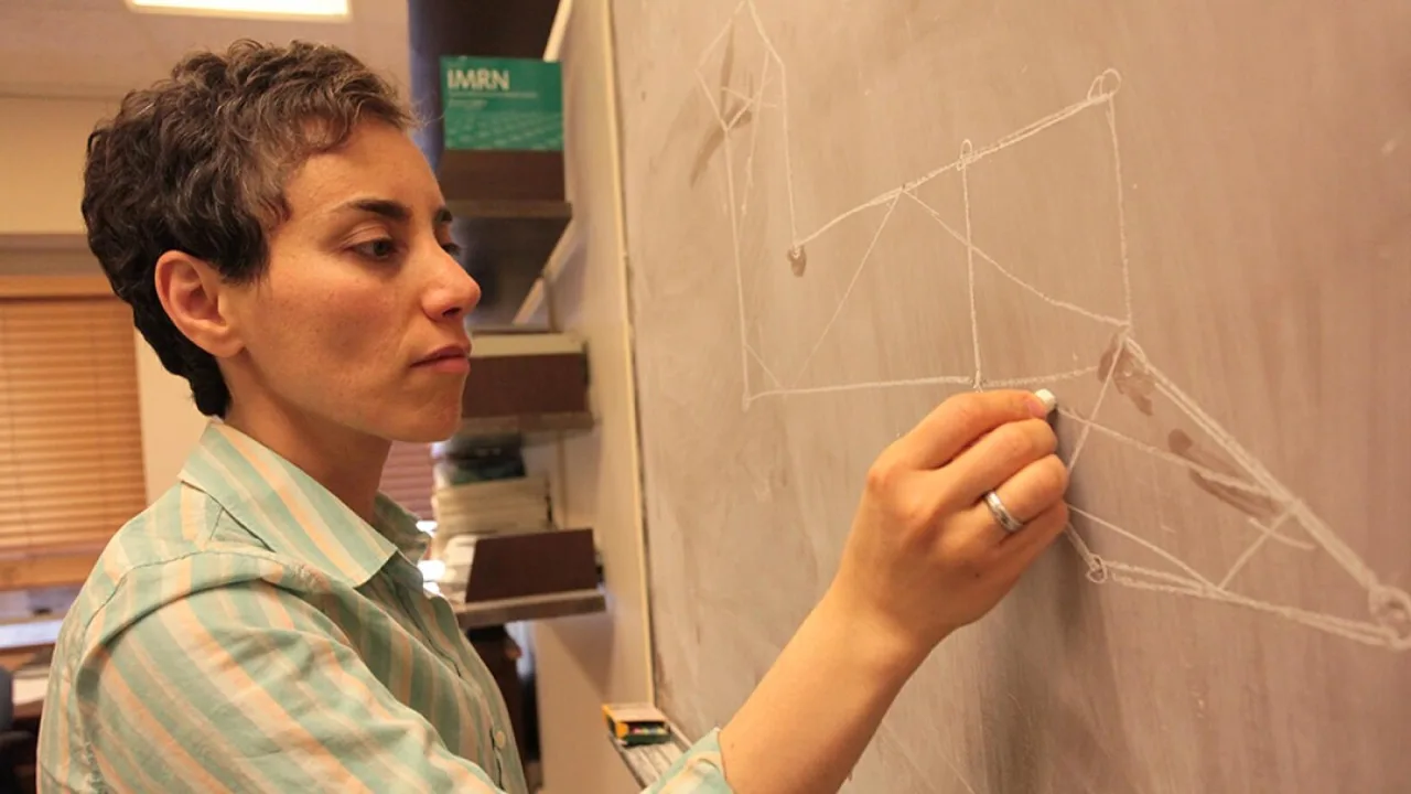 نمای پسزمینه Secrets of the Surface: The Mathematical Vision of Maryam Mirzakhani